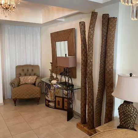 Anna פרוטאראס